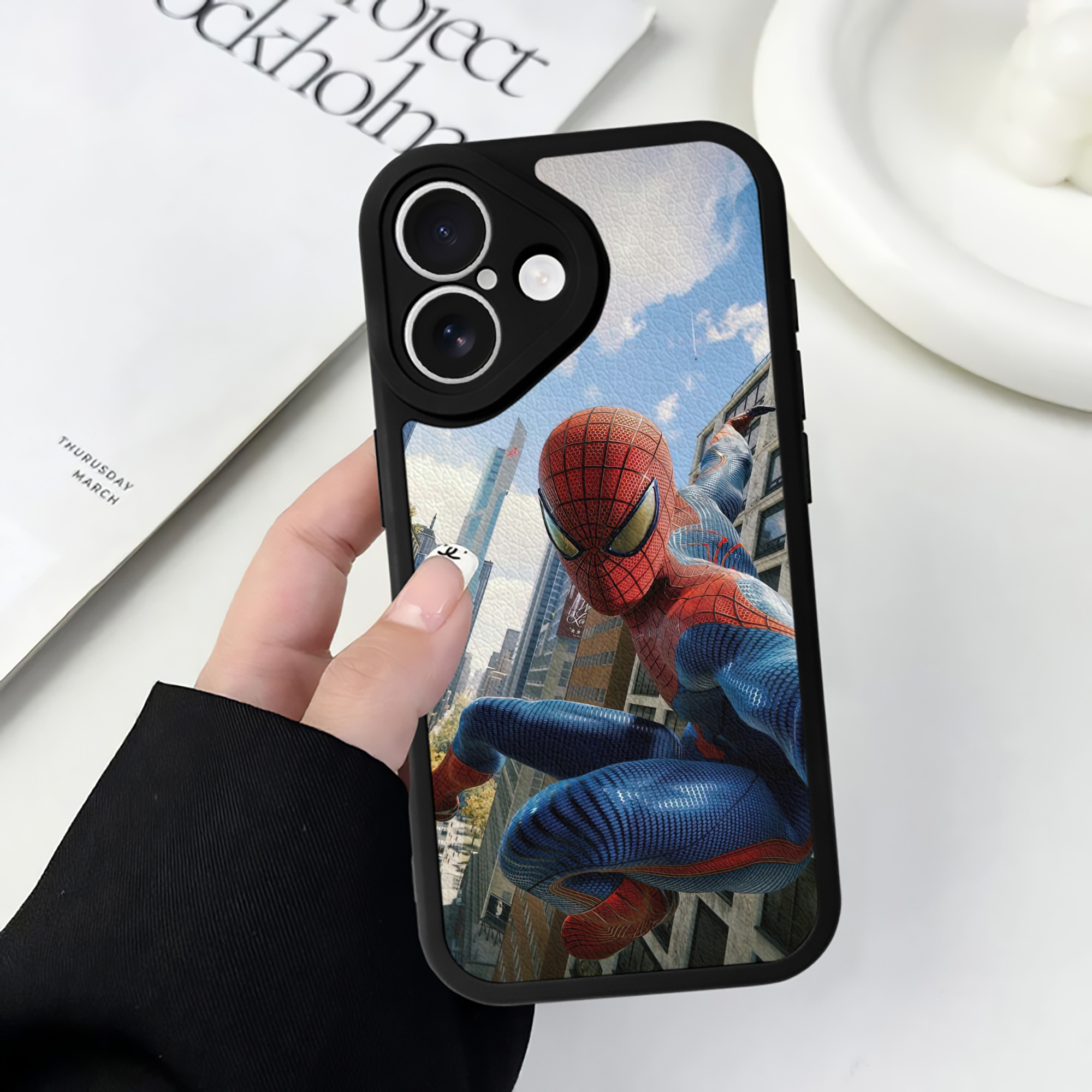 Spider Man スパイダーマン 【iPhone 16シリーズ対応】シリコンスマホケース（レザー調） 材質：シリコン